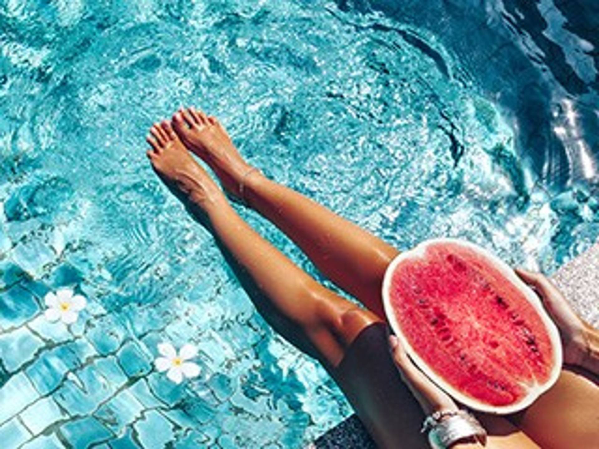 beine-pool-sommer-melone-wasser-vorschau.jpg